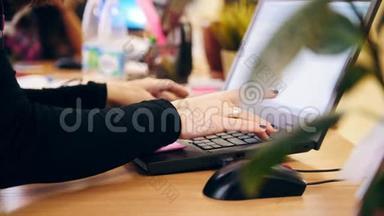 在办公室工作的妇女-在电脑上打黑裙子